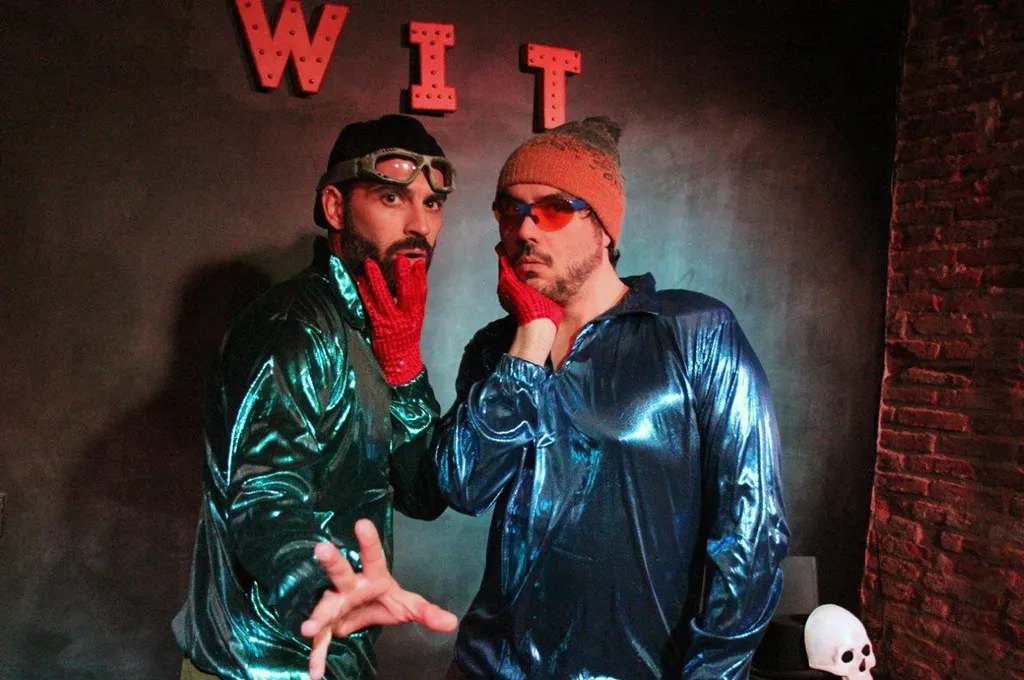 Dos improvisadores de WIT Impro con vestuario metálico llamativo en un Catch de Impro, WIT Impro, Madrid
